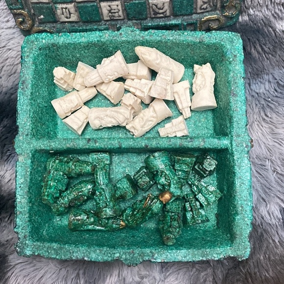 Vintage Mayan Aztec Chess Set Complete Green & White 8x8
inches - Picture 5 of 16